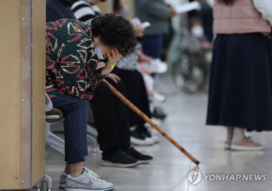 대구 한 대학병원에서 환자가 진료를 기다리며 앉아 있다. 연합뉴스